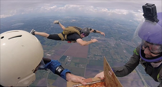 فريق قفز بالمظلات يتناول البيتزا على ارتفاع 14 ألف قدم (3)