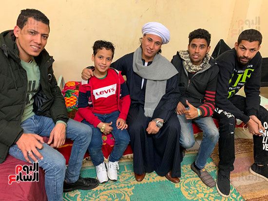 الطفل-محمد-صالح-مع-أحبته-وجيرانه-بالاقصر
