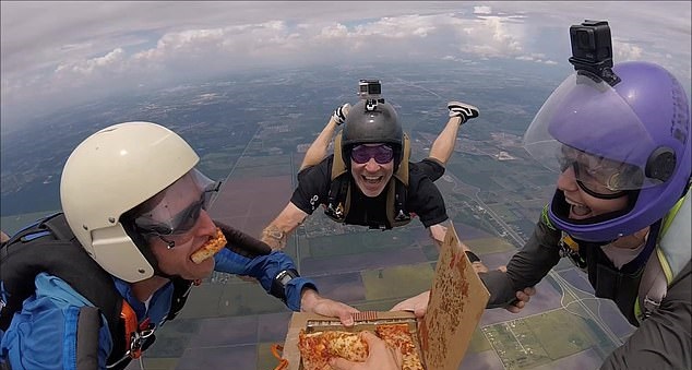 فريق قفز بالمظلات يتناول البيتزا على ارتفاع 14 ألف قدم (2)