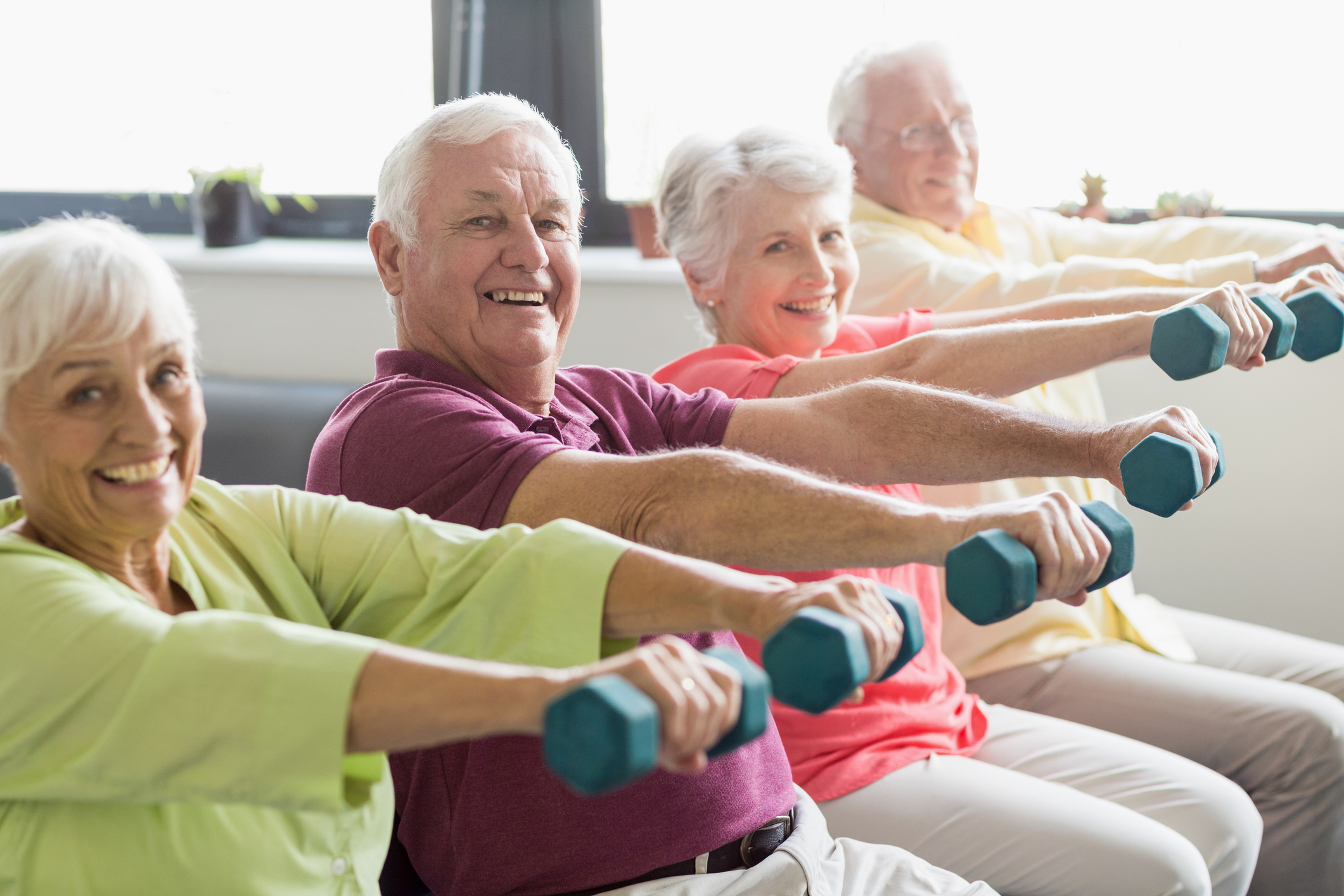 Долголетие реферат. Спортивные люди в возрасте. Пожилые люди занимаются спортом. Пенсионеры занимаются спортом. Активный образ жизни.