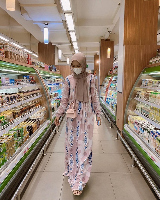 أفكار لتنسيق الحجاب مع قناع الوجه أو الكمامة  (19)
