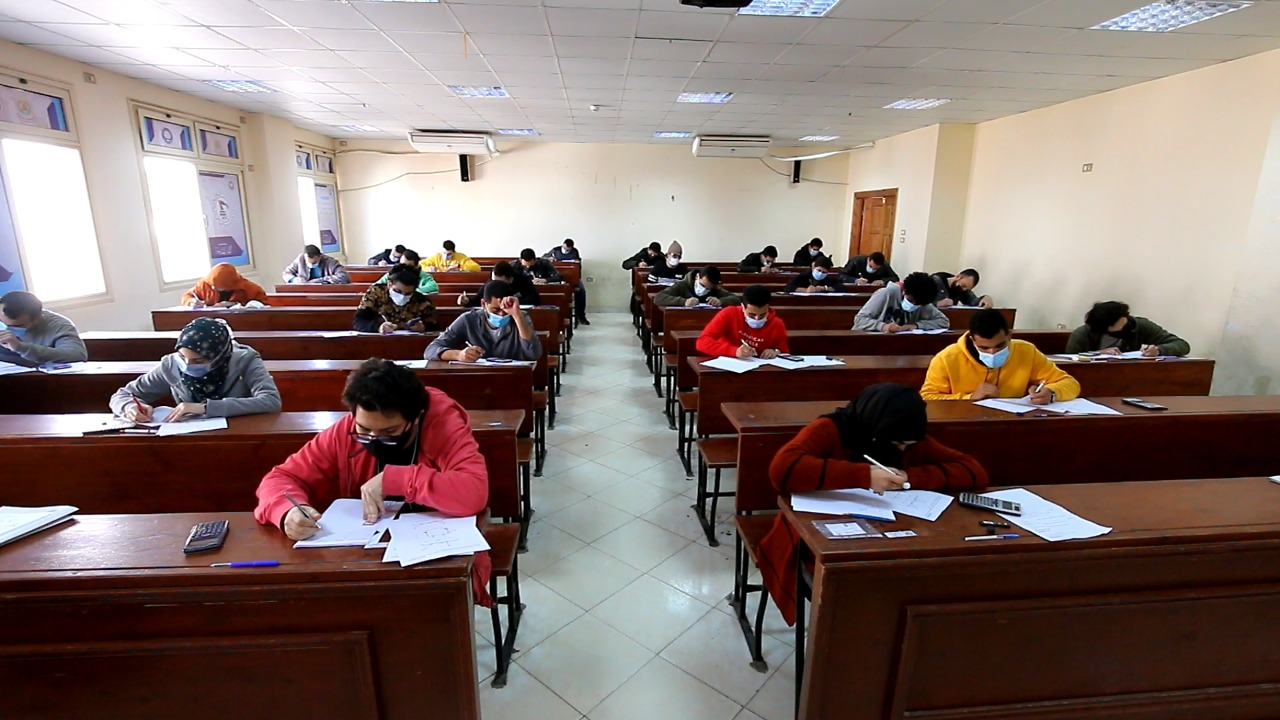 امتحانات الفصل الدراسى الأول وسط إجراءات احترازية مشددة بجامعة المنصورة (2)