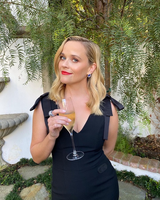 Reese Witherspoon بمكياج الشفاه الأحمر