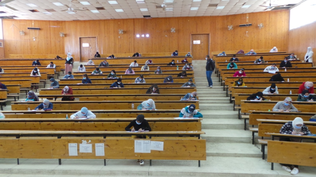 طلاب جامعة أسوان يؤدون الامتحانات