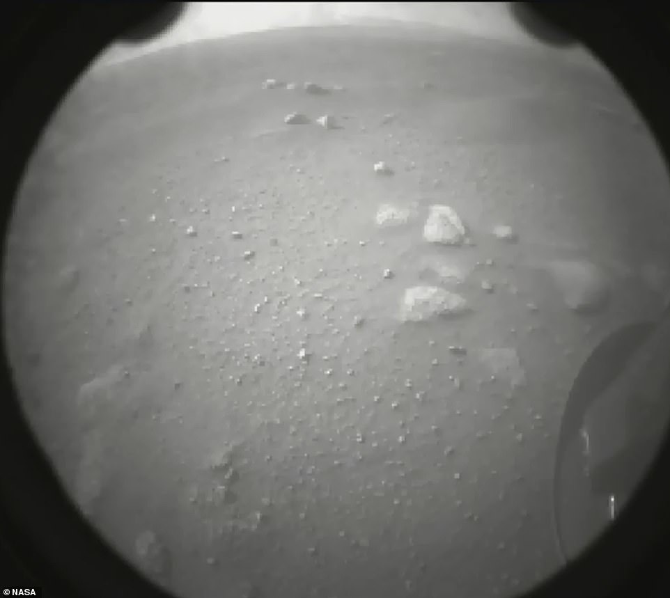 صورة أبيض وأسود لسطح المريخ