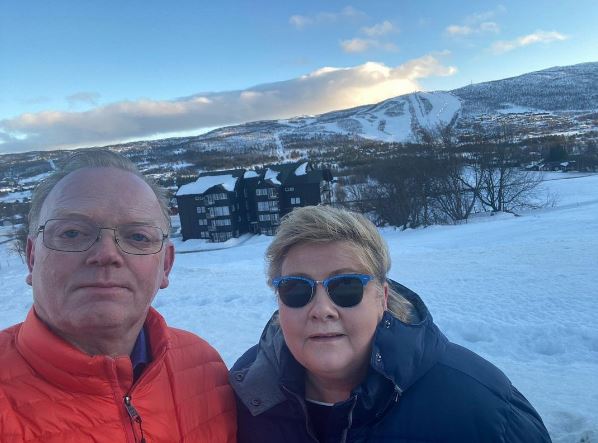 رئيسة وزراء النرويج تستمتع بإجازة شتوية مع زوجها بعد احتفالها بعيد ميلادها