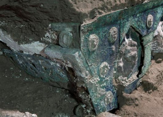 العثور على عربة أثرية فى إيطاليا دفنها بركان سنة 79 ميلادية.. ألبوم صور (1)