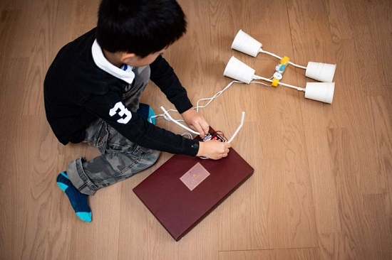 أكيتو تاكاهاشي يلعب بمجموعة روبوت مصنوعة يدويًا في شقته في طوكيو