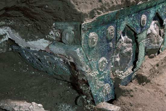 العثور على عربة أثرية فى إيطاليا دفنها بركان سنة 79 ميلادية.. ألبوم صور (4)