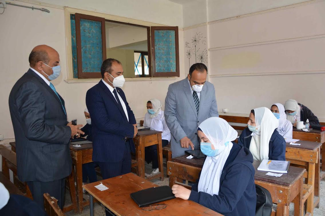 نائب محافظ المنيا، يتابع سير امتحانات الصف الأول الثانوي بعدد من اللجان