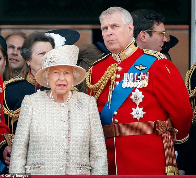 الأمير أندرو  والملكة اليزابيث