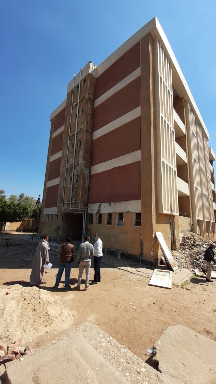 رئيس مدينة الطود يتفقد مشروعات صيانه مدرسة نجع أبوالحمد
