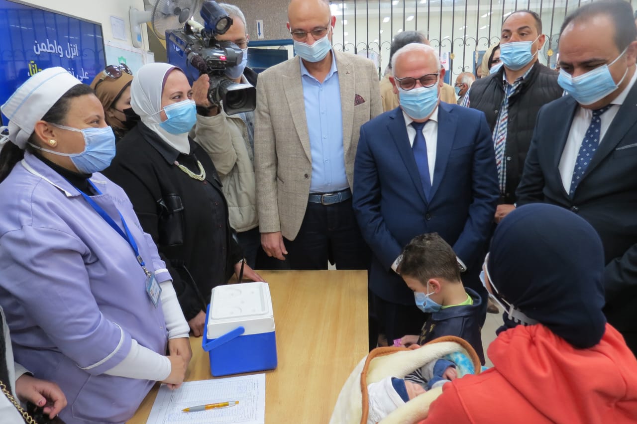 محافظ بورسعيد يتفقد حملة التطعيم ضد مرض شلل الاطفال