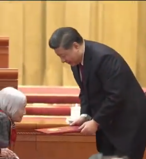 الرئيس الصينى ينحنى امام سيدة