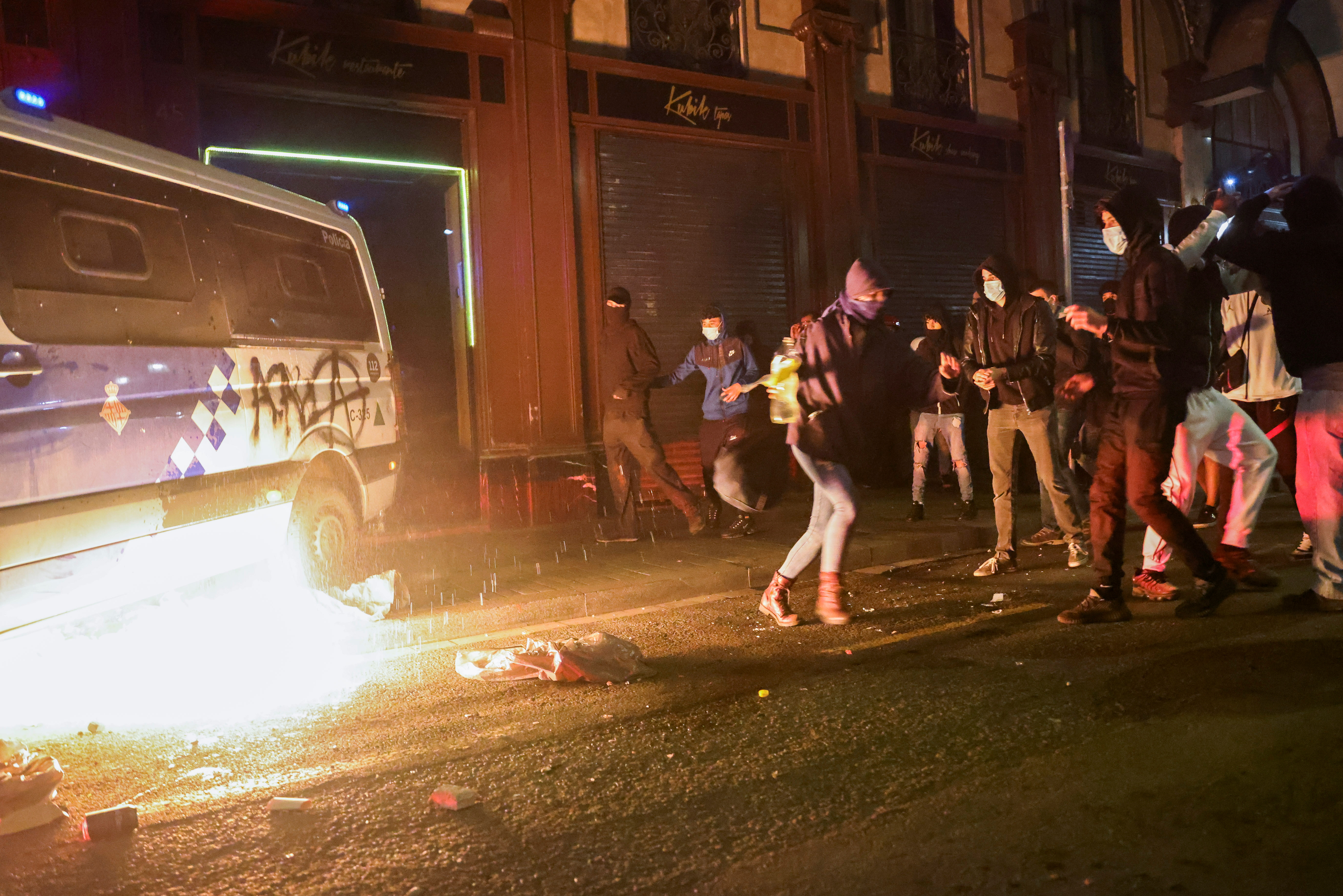 сопровождаются насилием погромами поджогами