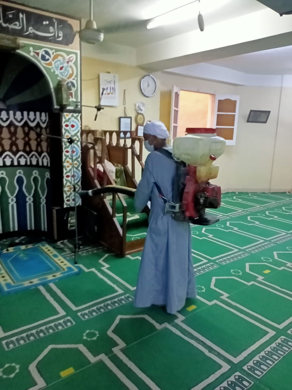 رش وتطهير المساجد بالأقصر