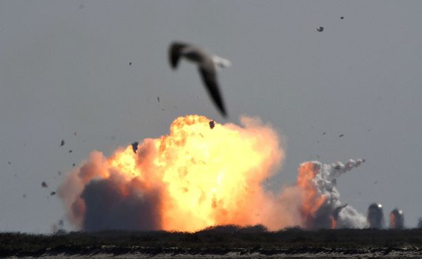 انفجار صاروخ سبيس اكس (6)