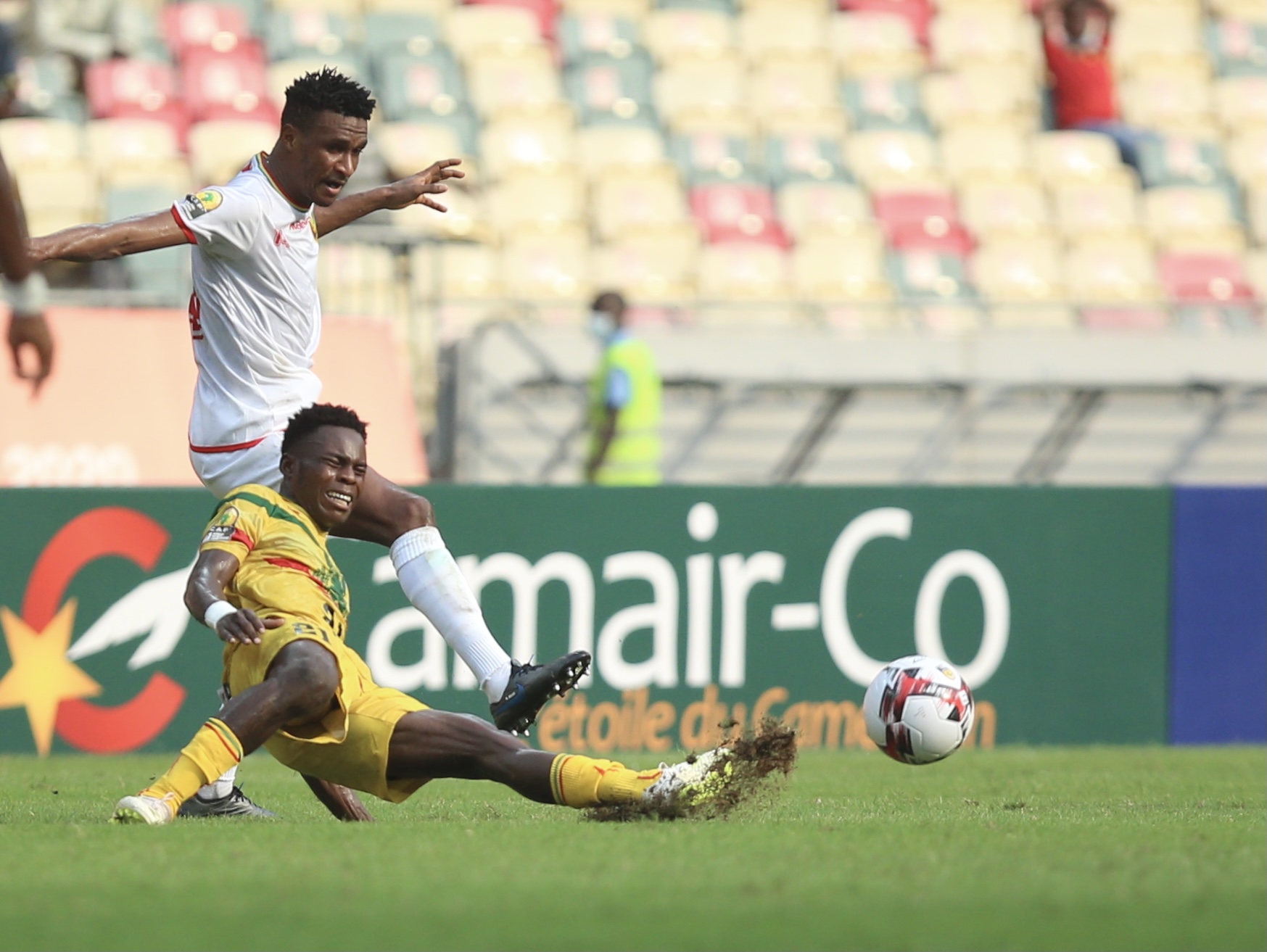 صراع على الكرة بين لاعبي غينيا ومالي