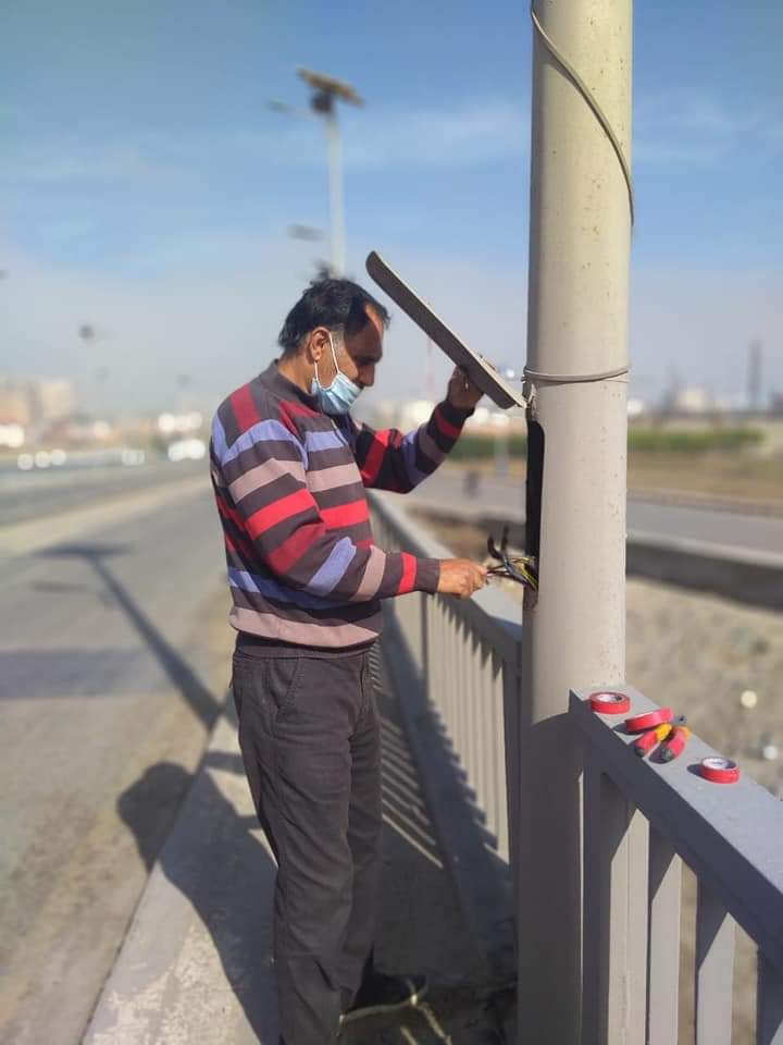 صيانة وتأمين أعمدة الإضاءة العامة بكوبري الرسوة ببورسعيد
