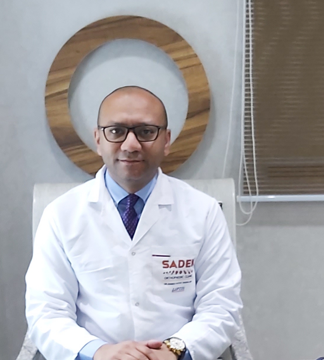 الدكتور أحمد فتحى صادق رئيس فريق الجراحين