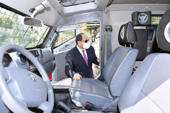 الرئيس السيسى يتفقد عددًا من النماذج للمركبات المدرعة بعد تطويرها (7)