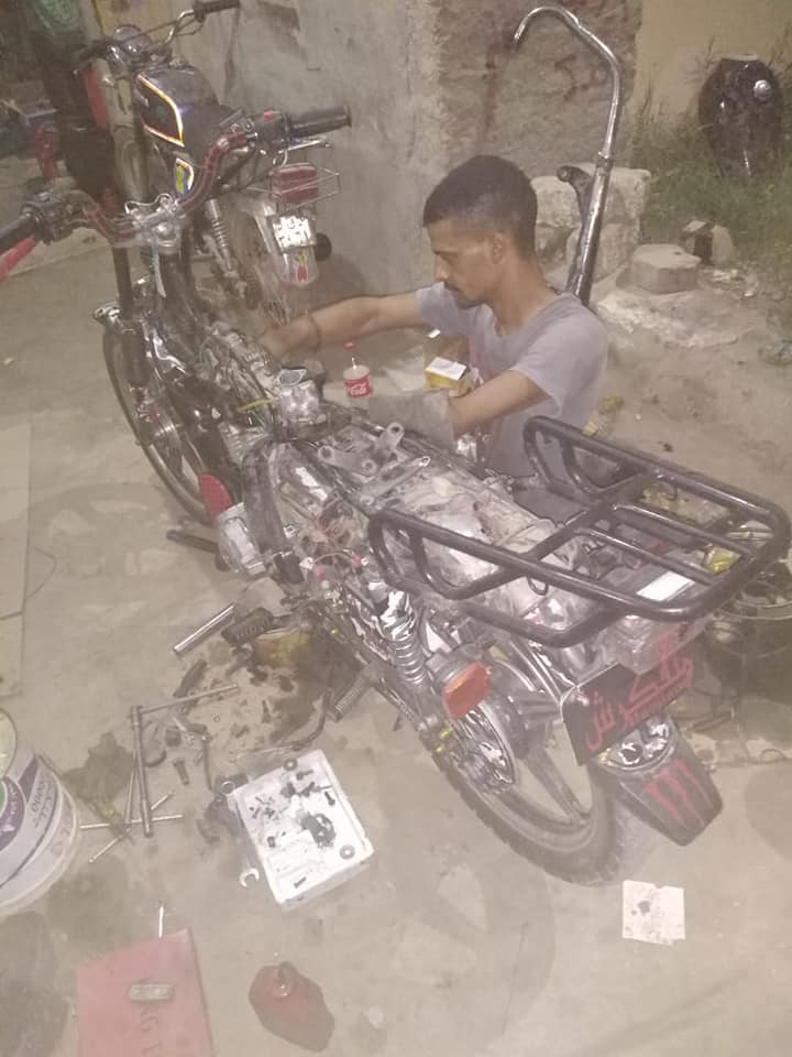 جانب من عمل فهد بصيانة الدراجات البخارية