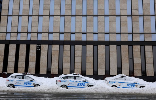 سيارات الشرطة الأمريكية غطيت بالثلج