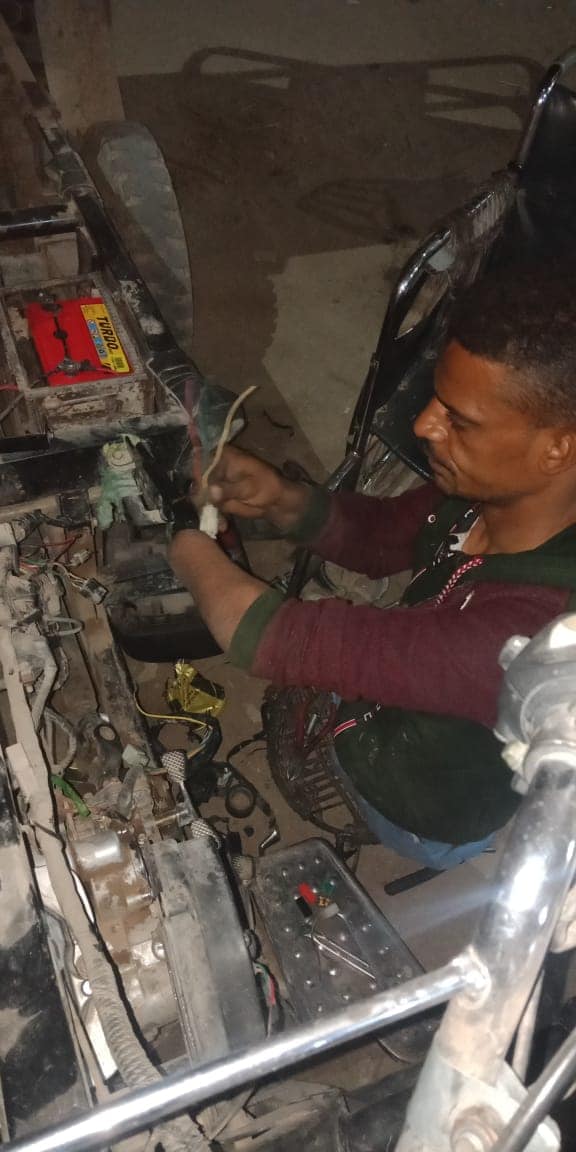 فهد يعمل بصيانة الدراجات البخارية