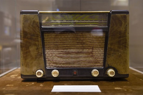 راديو خشبي مربع الشكل قديم الطراز للشيخ محمود خليل الحصري
