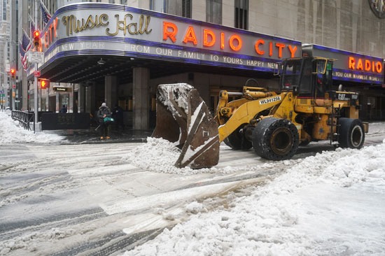 محاولة إزالة الثلج من الطرق الرئيسية في شوارع نيويورك