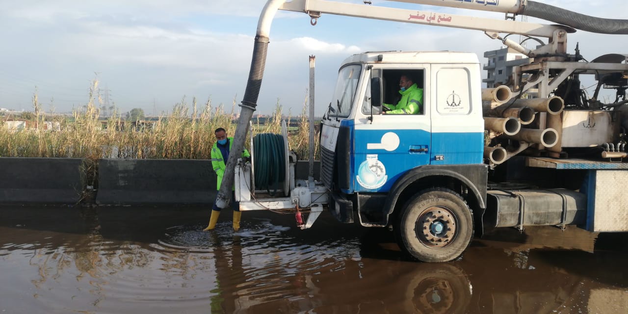 معدات شركه مياه القليوبيه تنتشر فى شوارع المحافظه لشفط مياه الامطار  (3)