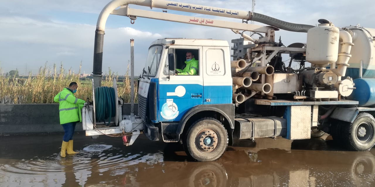 معدات شركه مياه القليوبيه تنتشر فى شوارع المحافظه لشفط مياه الامطار  (2)