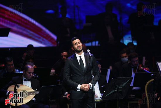 وزيرة الثقافة تهدى درع التكريم للموسيقار فاروق الشرنوبى (2)