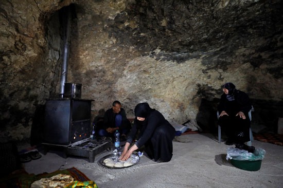 عائلة فلسطينية تعيش داخل كهف