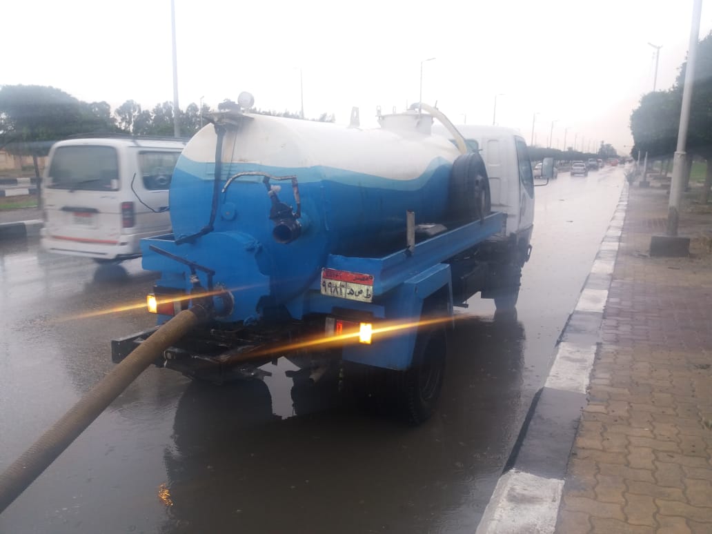 جانب من انتشار السيارات لشفط مياه الامطار (5)