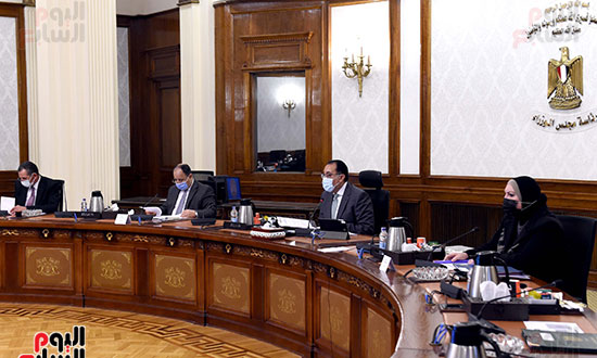  اجتماع الحكومة لمتابعة إجراءات تفعيل مُبادرة الرئيس لإحلال المركبات المتقادمة للعمل بالغاز (1)