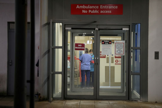 شرطة اسكتلندا  تطوق مستشفى وشارعا رئيسيا فى بلدة اسكتلندية بعد حادثين خطيرين  (2)