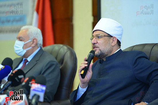 الدكتور محمد مختار جمعة وزير الاوقاف واسامة العبد وكيل اللجنة الدينية بالبرلمان