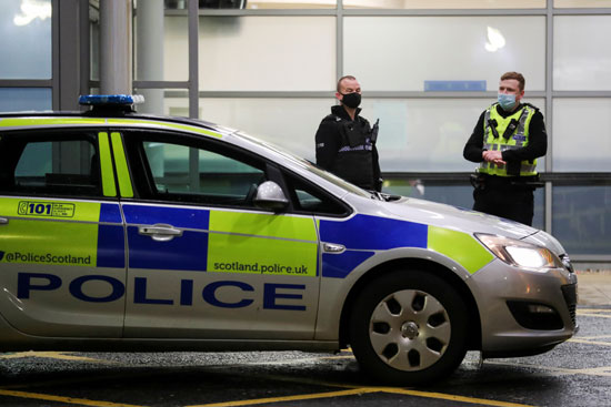 شرطة اسكتلندا  تطوق مستشفى وشارعا رئيسيا فى بلدة اسكتلندية بعد حادثين خطيرين  (3)