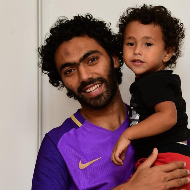 حسين الشحات مع ابنه