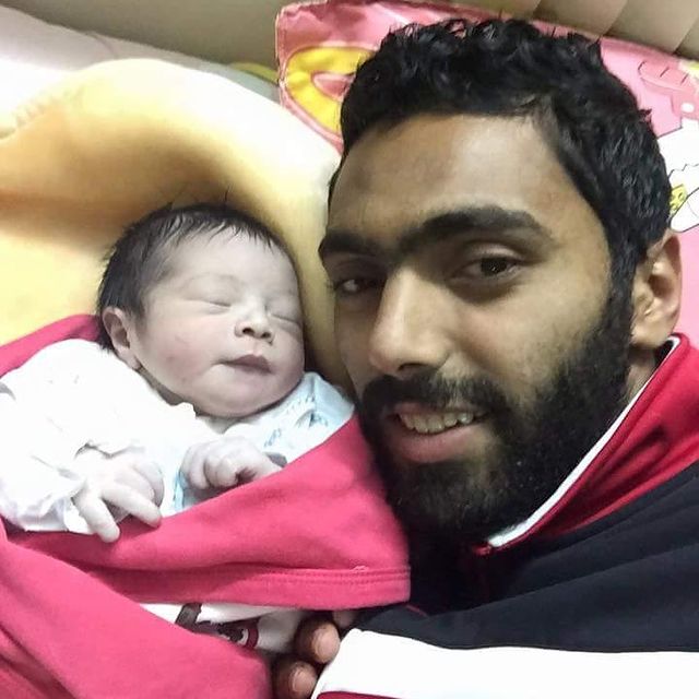 اللاعب حسين الشحات مع ابنه