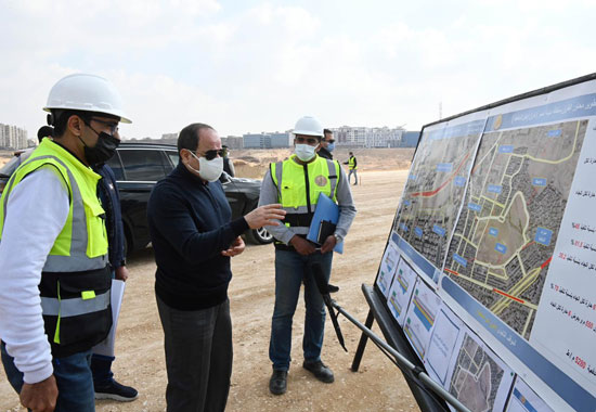 الرئيس السيسى يتفقد مشروعات تطوير طرق ومحاور مناطق شرق القاهرة (7)