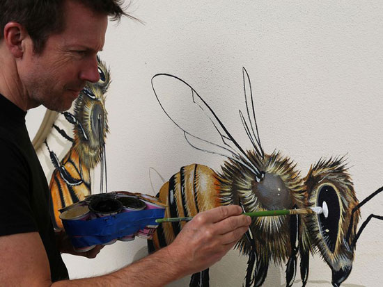 ويلي يرسم  نحلة عملاقة