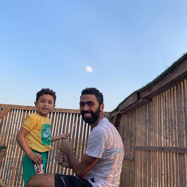 حسين الشحات بصحبة ابنه