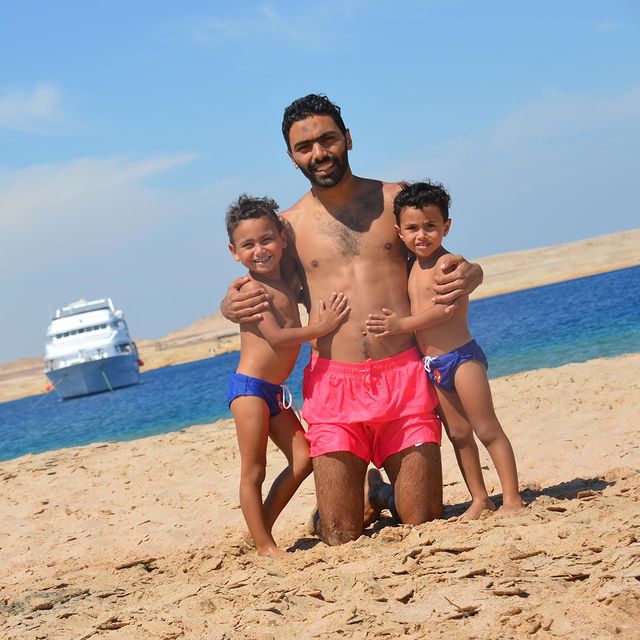 حسين الشحات مع ابنه آسر وأحمد