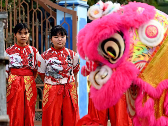 رقصة التنين في فيتنام تعتمد على الأطفال