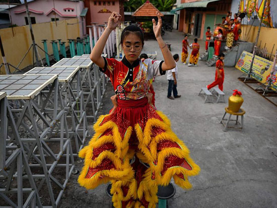 فتاة فيتنامية تتدرب على رقصة التنين
