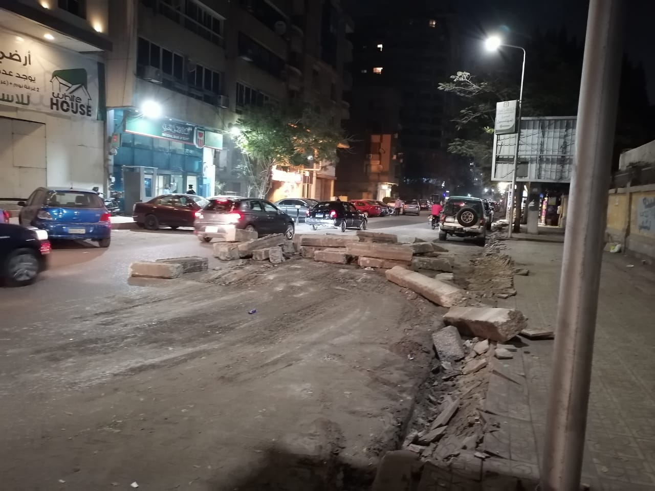 مخلفات هدم الأرصفة تغلق شارع الثورة بالجيزة (4)