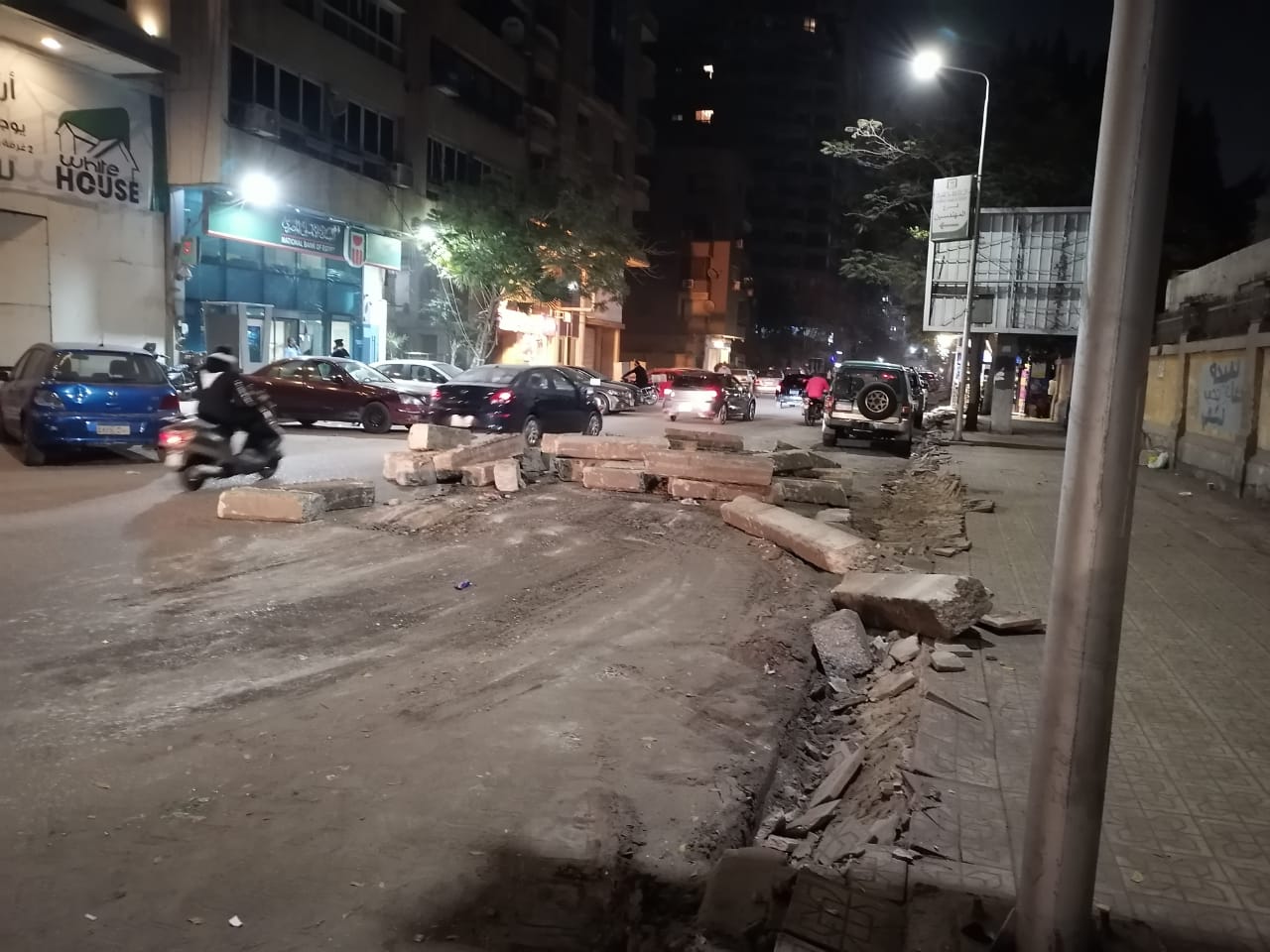 مخلفات هدم الأرصفة تغلق شارع الثورة بالجيزة (5)