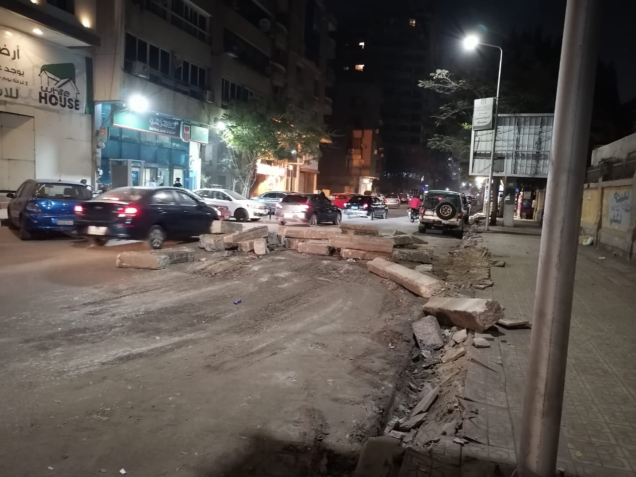 مخلفات هدم الأرصفة تغلق شارع الثورة بالجيزة (6)